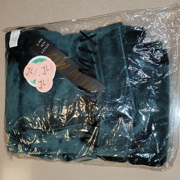 Hunter Green Solid Brushed Velour Velvet Leggings - Picture 11 of 12